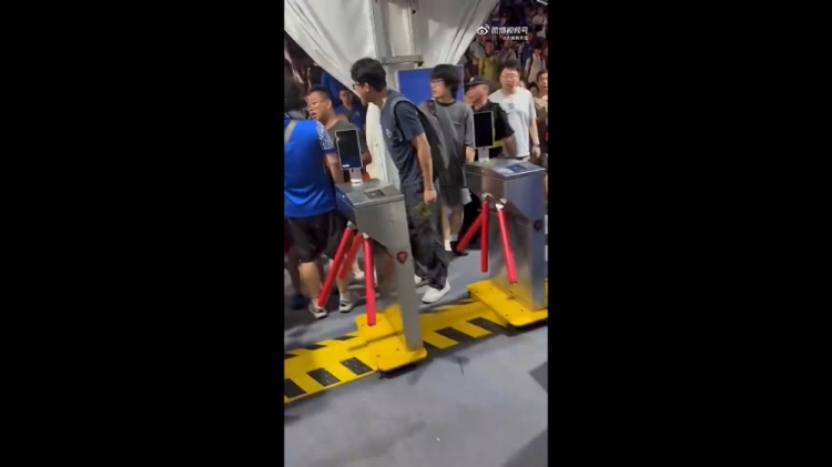 李璇谈围攻小孩球迷被行拘：处罚应该 但别给申花球迷整体打标签