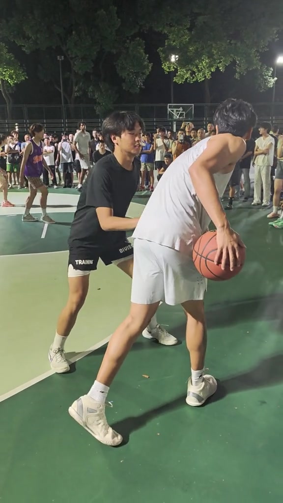 什么水平？NCAA球员谢维安·李在上海打野球 身体对抗与技术兼备